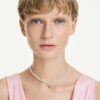 Idyllia choker med krystalperler, blandede slibninger, bi, hvid, forgyldt Idyllia choker med krystalperler, blandede slibninger, bi, hvid, forgyldt