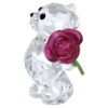 Kris Bear bærer en rose med kærlighed