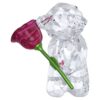 Kris Bear bærer en rose med kærlighed