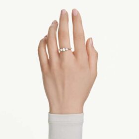 Stilla Attract-ring, rundslibet, hvid, forgyldt Stilla Attract-ring, rundslibet, hvid, forgyldt