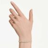 Una Angelic armbånd med runde krystaller, hvidt, guldbelagt Una Angelic armbånd med runde krystaller, hvidt, guldbelagt